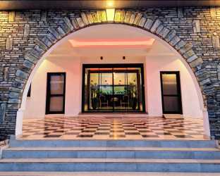 Sveltos *** hotel w Larnaka z samochodem